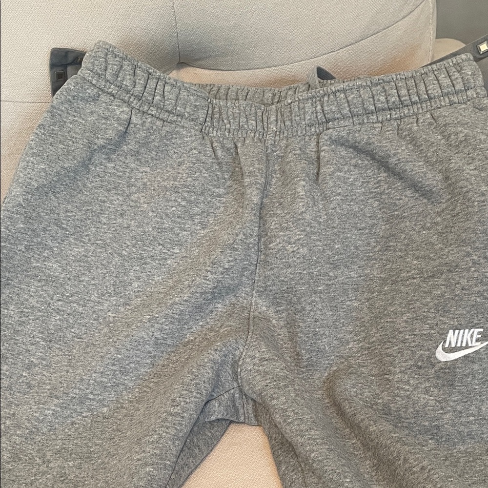 Nike Men’s Heather Gray Joggers L